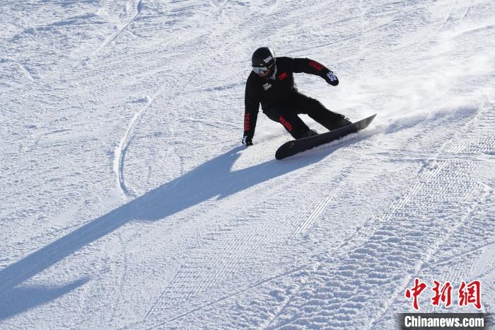 圖為滑雪場現(xiàn)場?！≡S婷 攝