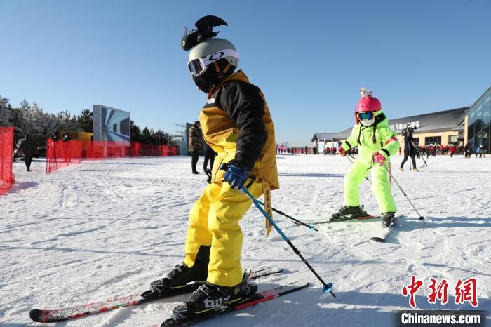 圖為滑雪場現(xiàn)場?！≡S婷 攝