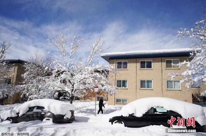 資料圖：當?shù)貢r間2021年3月15日，美國科羅拉多州丹佛，當?shù)赜瓉韽姳╋L雪天氣，城市被積雪覆蓋。