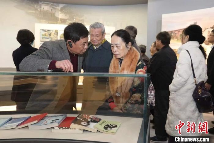 船政后裔在參觀新館?！￡悤造o 攝