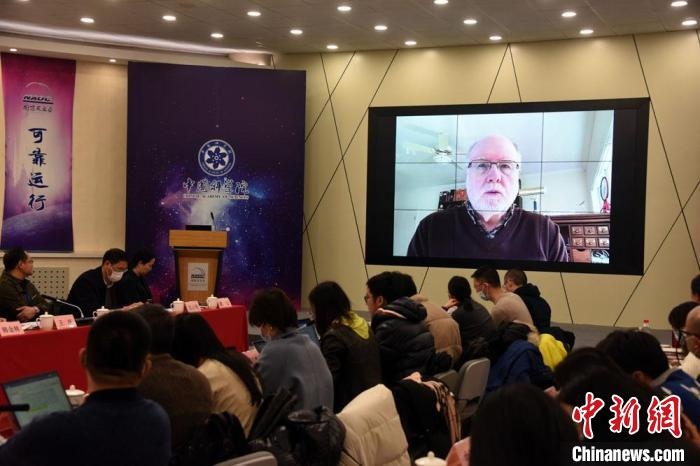 美國伊利諾伊大學(xué)教授理查德？克魯切爾通過視頻點評FAST測量星際磁場最新研究成果。　<a target='_blank' href='/'>中新社</a>記者 孫自法 攝
