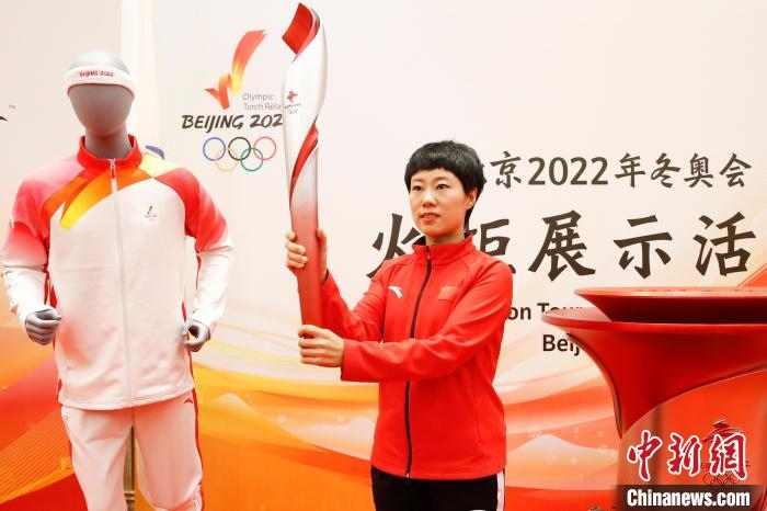 溫哥華冬奧會冠軍張會展示北京2022年冬奧會火炬。　姜輝 攝