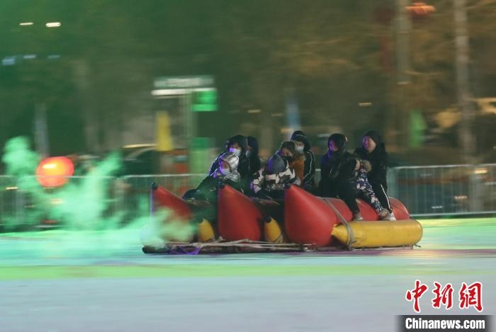 民眾沉醉在冰上香蕉船的快樂中?！∮诤Ｑ?攝