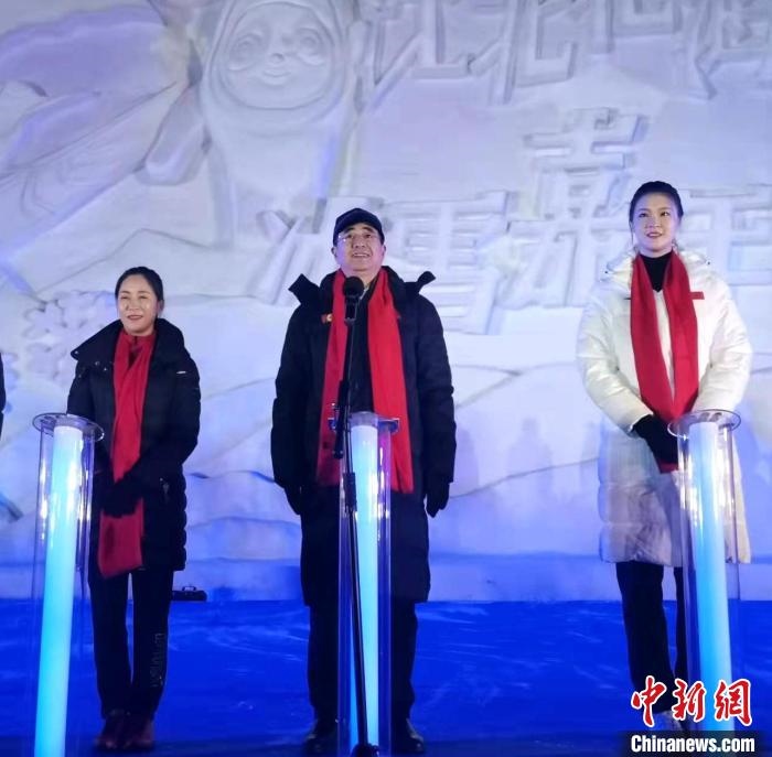 前女排國家隊隊長奧運(yùn)冠軍惠若琪(右一)，中國女子田徑競走奧運(yùn)冠軍王麗萍(左一)助陣當(dāng)晚活動?！≮w桂華 攝