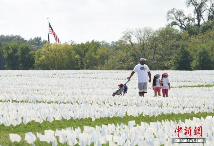當(dāng)?shù)貢r間2021年9月18日，美國首都華盛頓國家廣場上插著數(shù)十萬白色旗幟，悼念新冠逝者。這個名為“在美國：銘記”藝術(shù)裝置由美國藝術(shù)家弗斯滕伯格(Suzanne Firstenberg)策劃，她計劃在兩周內(nèi)與公眾一起在華盛頓國家廣場插上與美國新冠死亡病例數(shù)對應(yīng)的白旗，以示悼念。 <a target='_blank' href='/'>中新社</a>記者 陳孟統(tǒng) 攝