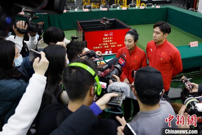 1月5日晚，全力沖刺北京冬奧學習座談會在北京舉行。座談會后，中國花樣滑冰雙人滑組合隋文靜、韓聰接受記者采訪。 <a target='_blank' href='/'>中新社</a>記者 富田 攝