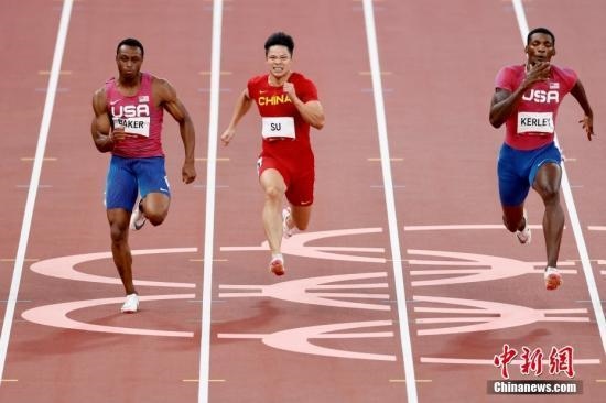資料圖：北京時(shí)間8月1日晚，在東京奧運(yùn)會(huì)男子百米決賽中，中國(guó)選手蘇炳添以9.98秒的成績(jī)獲得第六名，作為首位闖進(jìn)奧運(yùn)男子百米決賽的中國(guó)人，他再次創(chuàng)造了歷史。圖為蘇炳添在比賽中。<a target='_blank' href='/'>中新社</a>記者 富田 攝