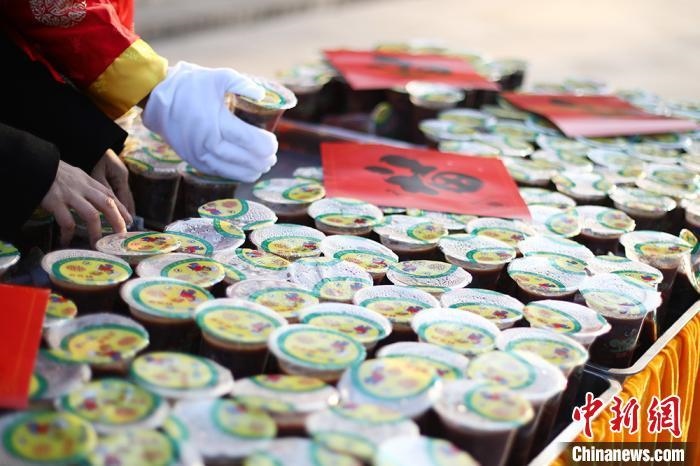 資料圖：工作人員將定制的臘八粥擺放整齊。　泱波 攝