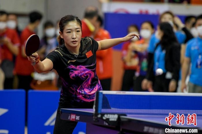 劉詩雯在2021年全國乒乓球“業(yè)余球王”總決賽中與選手互動交流球技?！●樤骑w 攝