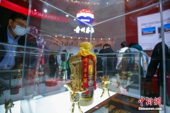 10月19日，天津，參觀者在中國茅臺展位參觀展示的白酒。當(dāng)天，第105屆全國糖酒商品交易會在國家會展中心(天津)啟幕。本屆糖酒會展覽總面積20萬平方米，吸引了來自40多個(gè)國家和地區(qū)的3504家參展商參展，共設(shè)置了傳統(tǒng)酒類、葡萄酒及國際烈酒、食品及飲料、調(diào)味品及配料、食品機(jī)械及包裝等展區(qū)。 <a target='_blank' href='/'>中新社</a>記者 佟郁 攝