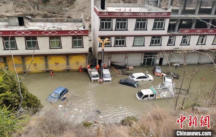 救援人員正在丹巴一處民房被淹處搜尋和轉(zhuǎn)移人員?！≈苡?攝