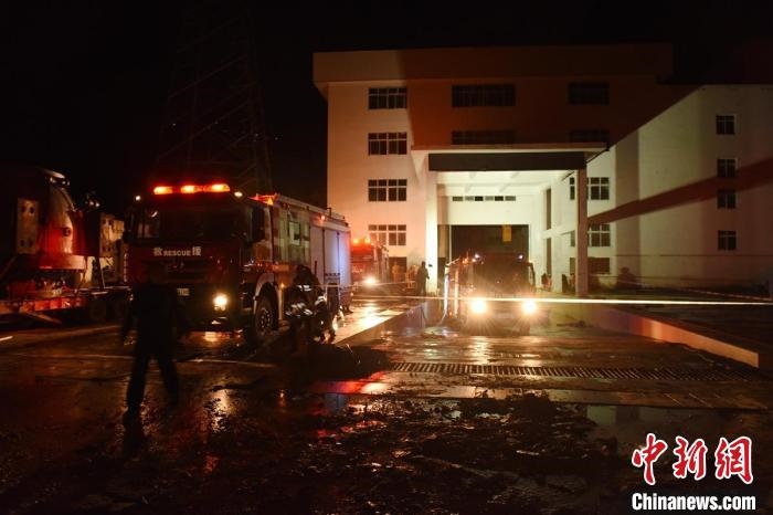 丹巴關(guān)州電站外多臺(tái)消防車(chē)輛正在開(kāi)展排水作業(yè)?！≈苡?攝