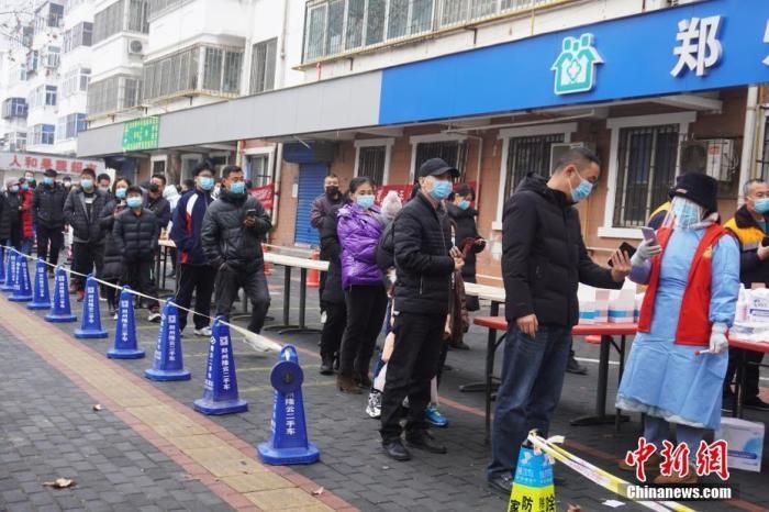 資料圖：1月7日，河南鄭州，市民有序排隊(duì)進(jìn)行核酸檢測。<a target='_blank' href='/'>中新社</a>記者 劉鵬 攝