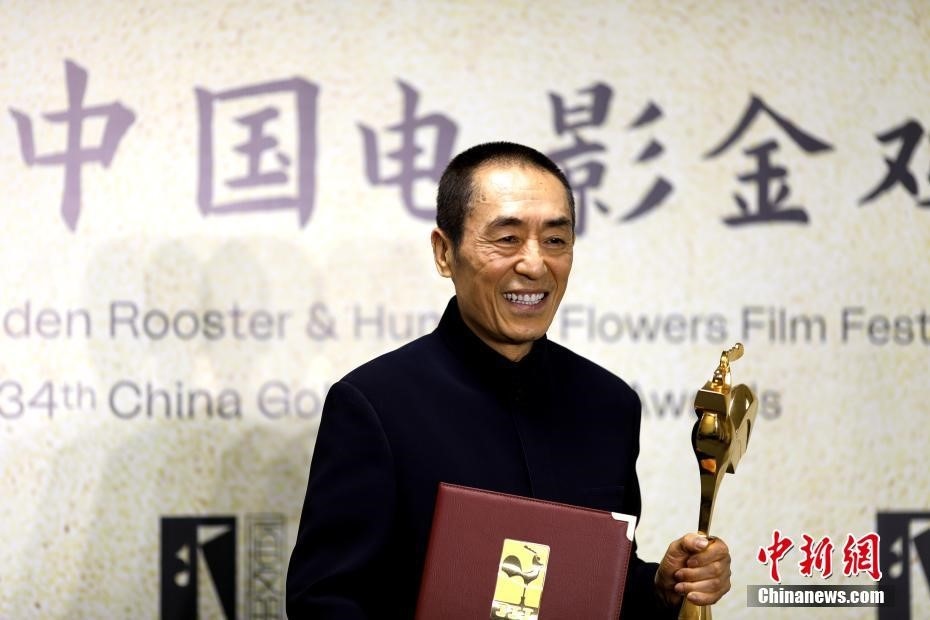 (資料圖：張藝謀以執(zhí)導《懸崖之上》榮膺最佳導演獎。 <a target='_blank' href='/'>中新社</a>記者 呂明 攝)
