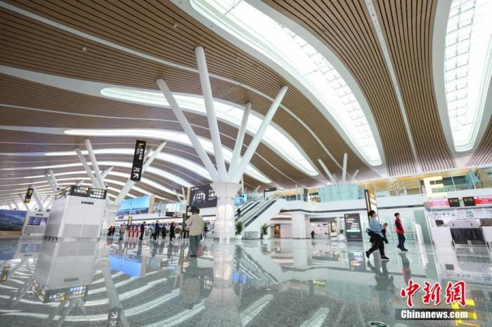 資料圖：貴陽(yáng)龍洞堡國(guó)際機(jī)場(chǎng)T3航站樓出發(fā)大廳。 瞿宏倫 攝