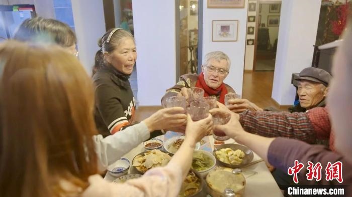 圖為賀歲紀(jì)錄片《“洋女婿”的中國年》劇照。　胡遠航 攝