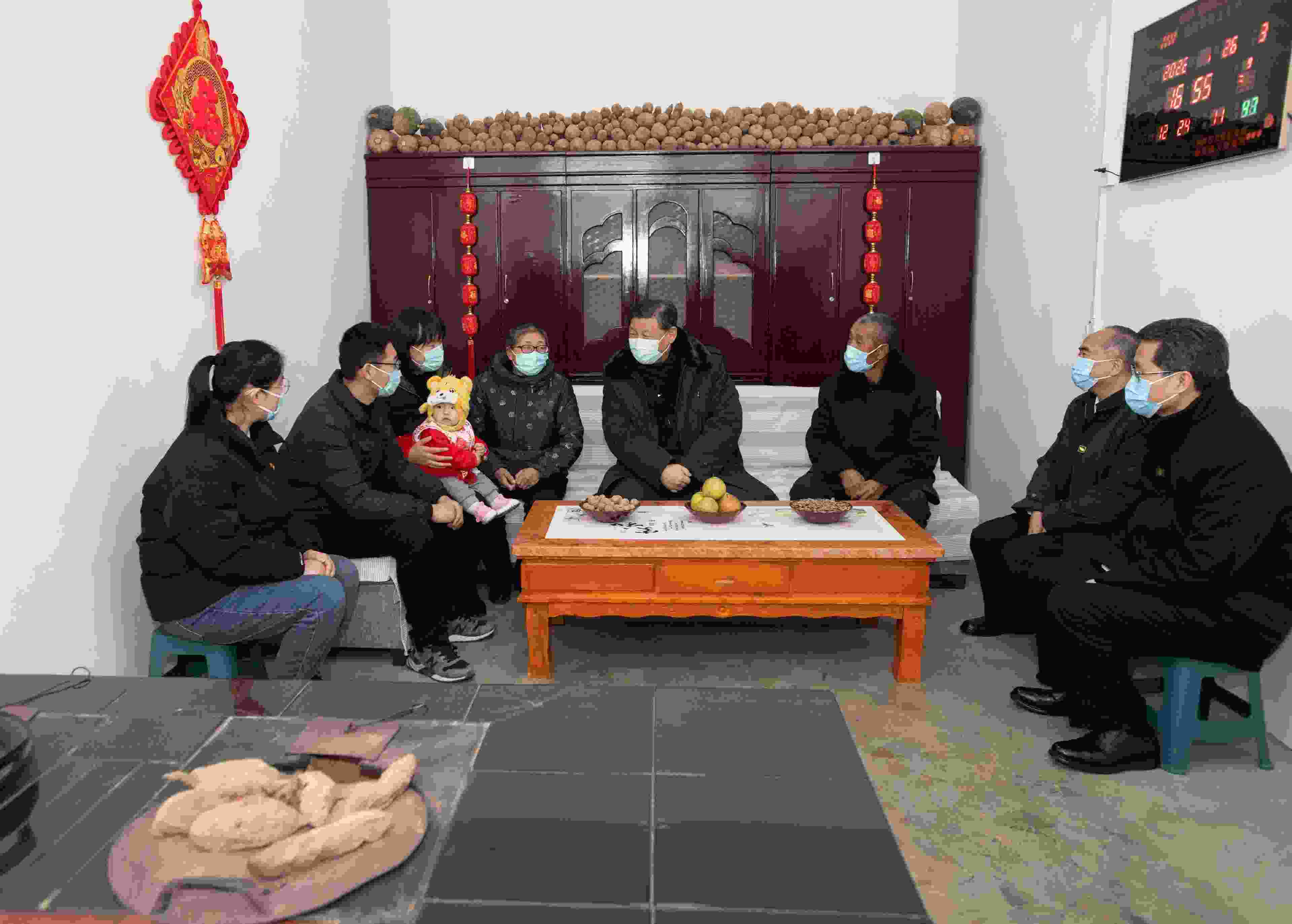 △2022年1月26日，中共中央總書(shū)記、國(guó)家主席、中央軍委主席習(xí)近平在臨汾市汾西縣僧念鎮(zhèn)段村同村民蔡文明一家親切交流。