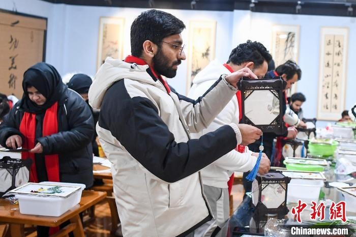 巴基斯坦留學(xué)生制作燈籠。　楊華峰 攝