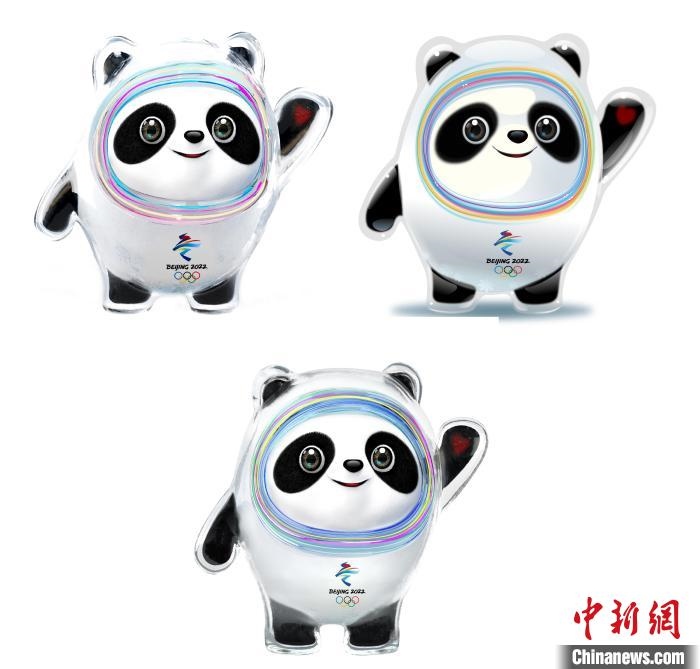 設(shè)計團(tuán)隊將“冰絲帶”的形象引入大熊貓后逐漸成型。上方兩個形象還是外八字腳，下方形象為最終定稿?！⑵皆乒﹫D
