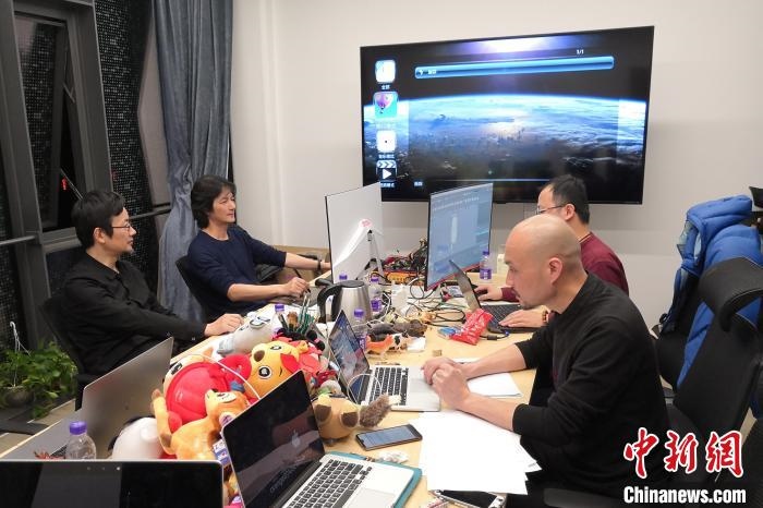 廣州美術(shù)學(xué)院曹雪、劉平云帶領(lǐng)的設(shè)計團(tuán)隊對北京冬奧會吉祥物加班加點(diǎn)進(jìn)行修改設(shè)計。(資料圖) 劉平云供圖