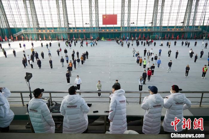 北京冬奧會(huì)閉幕式開(kāi)始前，演員們?cè)谶M(jìn)行排練?！埼暮?供圖