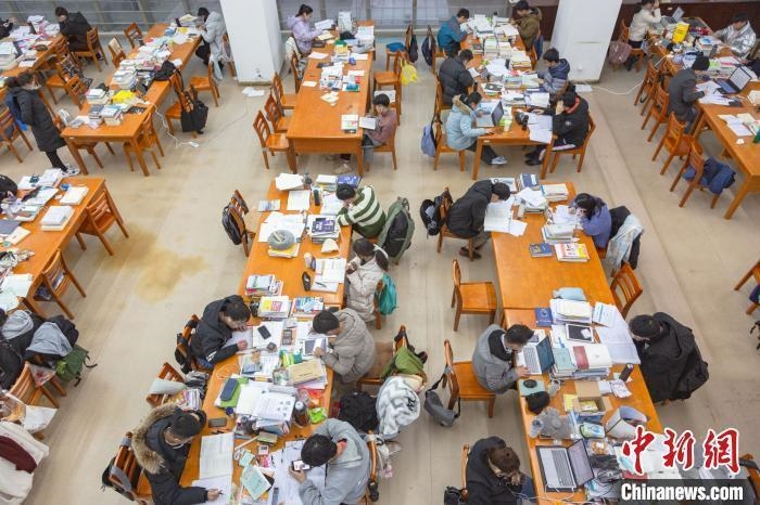 資料圖：南昌大學(xué)圖書館自習(xí)室內(nèi)，考生正在緊張復(fù)習(xí)?！⒘?攝