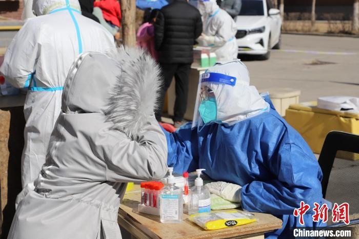 呼和浩特市民做核酸。　張林虎 攝