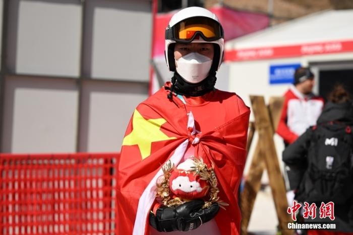 3月6日，中國選手梁景怡在賽后手捧吉祥物。當(dāng)日，北京2022年冬殘奧會殘奧高山滑雪男子超級大回轉(zhuǎn)-站姿決賽在國家高山滑雪中心舉行，中國選手梁景怡奪得冠軍。 <a target='_blank' href='/'>中新社</a>記者 劉冉陽 攝 　