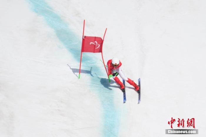 3月6日，中國選手梁景怡在比賽中。當(dāng)日，北京2022年冬殘奧會殘奧高山滑雪男子超級大回轉(zhuǎn)-站姿決賽在國家高山滑雪中心舉行，中國選手梁景怡奪得冠軍。 <a target='_blank' href='/'>中新社</a>記者 劉冉陽 攝 　