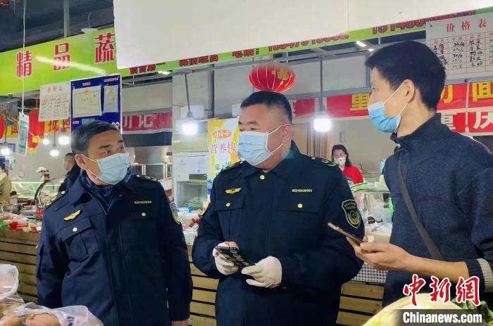 圖為執(zhí)法人員進(jìn)行調(diào)查?！±铈面谩z