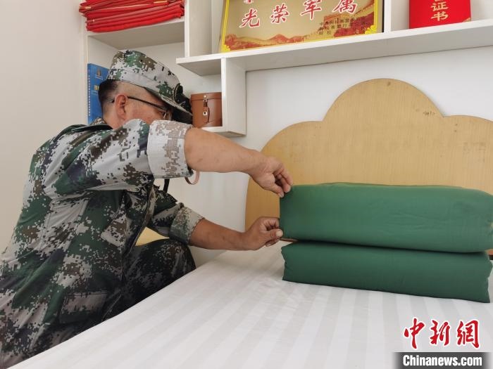 圖為謝寶民以軍人標(biāo)準(zhǔn)要求自己?！∈茉L者供圖