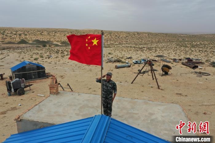 圖為每天升旗是謝寶民的必修課?！∈茉L者供圖