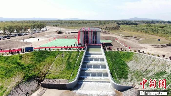 圖為生態(tài)補(bǔ)水現(xiàn)場?！》缎Э?攝