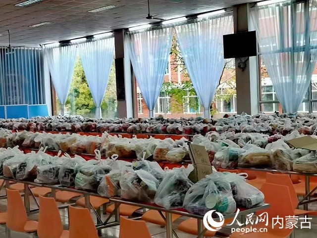 內蒙古師范大學為返鄉(xiāng)學生準備午餐和路途上的方便食品。內蒙古教育廳供圖