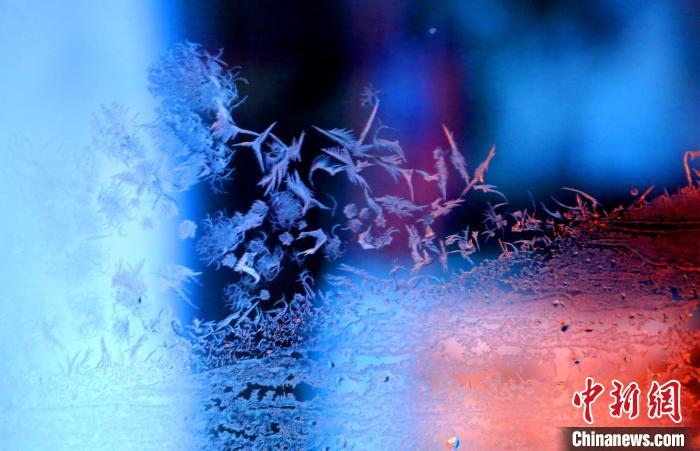 點(diǎn)點(diǎn)冰花像一個個小精靈?！O書程 攝