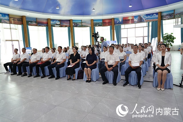 與會人員共同觀看科右中旗牛產(chǎn)業(yè)高質(zhì)量發(fā)展專題片。苑曉睿攝