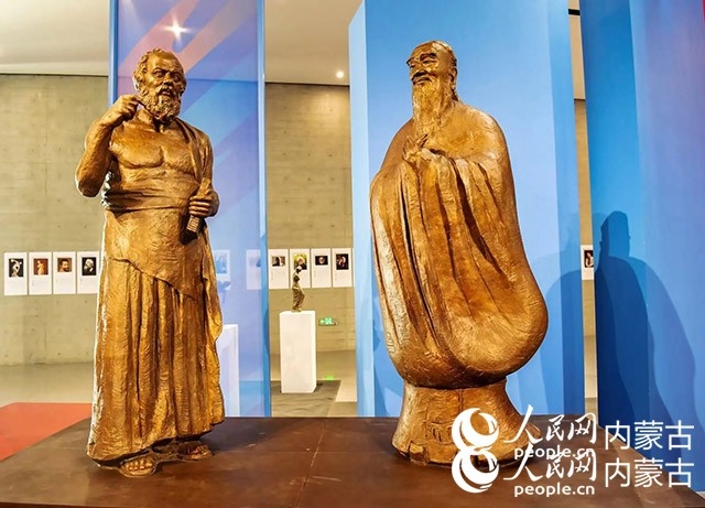 吳為山作品《神遇——孔子與蘇格拉底的對(duì)話》。實(shí)習(xí)生 楊光攝