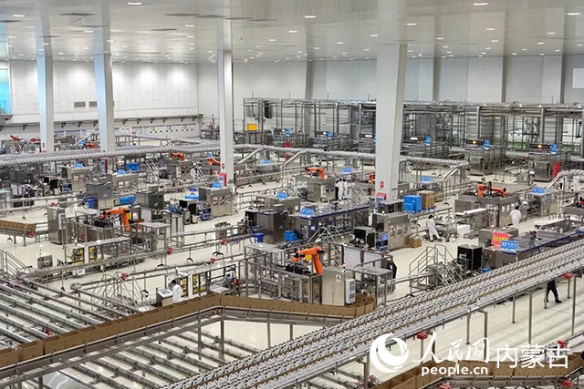 伊利健康谷液態(tài)奶生產(chǎn)基地。人民網(wǎng)記者 趙夢月攝
