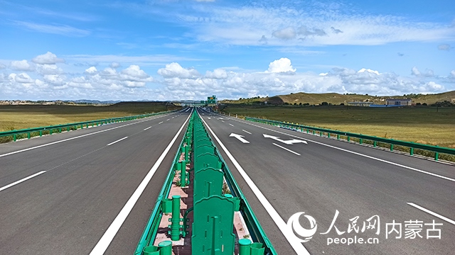G1611經(jīng)棚至烏蘭布統(tǒng)高速公路項目。人民網(wǎng)記者 趙夢月攝