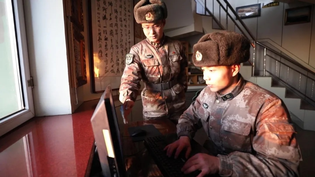 哨所內(nèi)，官兵們熟練操作視頻監(jiān)控系統(tǒng).webp.jpg