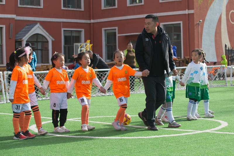 8.趣味比賽結(jié)束后，足球教師武穆帶領(lǐng)孩子們到場邊謝場.jpg