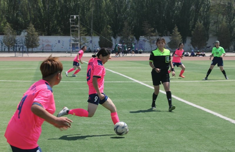 3.大學(xué)生足球聯(lián)賽本科組比賽現(xiàn)場，內(nèi)蒙古民族大學(xué)（粉色）對陣呼和浩特民族學(xué)院.JPG