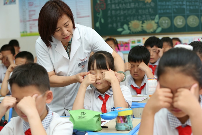 1622821397545991.jpg 6.眼科醫(yī)生為學生糾正眼保健操.JPG