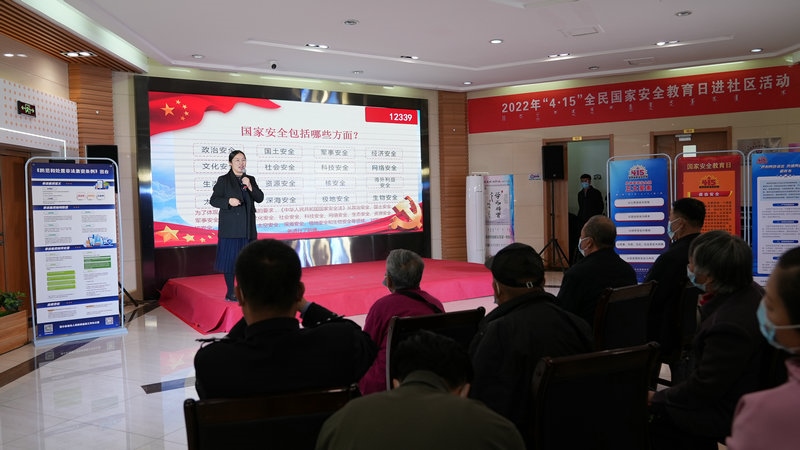 線下聯(lián)合各國(guó)家安全委員單位同步開(kāi)展“國(guó)家安全進(jìn)社區(qū)”活動(dòng)，現(xiàn)場(chǎng)通過(guò)以國(guó)家安全知識(shí)問(wèn)答為主線，穿插烏蘭牧騎演出、國(guó)家安全宣講、發(fā)放國(guó)家安全法律法規(guī)讀本等形式，圍繞什么是國(guó)家安全、國(guó)家安全包含哪些內(nèi)容、如何維護(hù)國(guó)家安全等方面，為社區(qū)老百姓開(kāi)展宣傳宣講，同時(shí)作為現(xiàn)場(chǎng)“進(jìn)社區(qū)”活動(dòng)與線上直播活動(dòng)連線，把現(xiàn)場(chǎng)熱烈氣氛帶到網(wǎng)絡(luò)，與大家共同分享。 (4)_副本.jpg