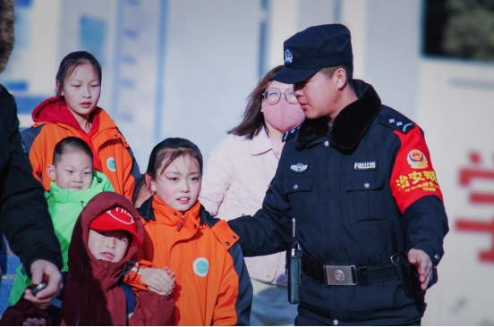 站好“護(hù)學(xué)崗”，守護(hù)“成長路”——南地公安持續(xù)開展護(hù)學(xué)行動494.png