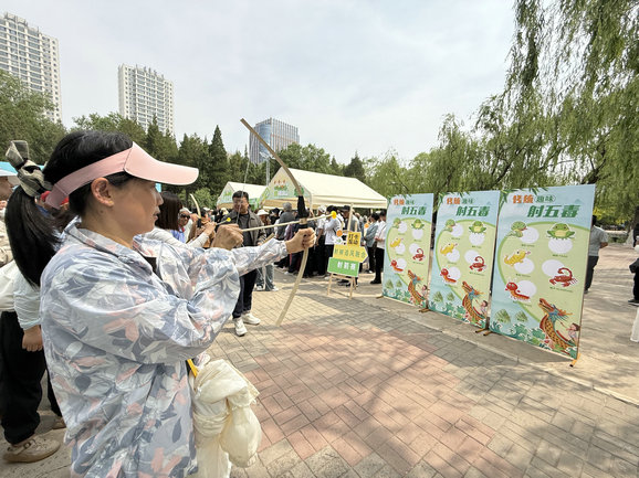 1748568579499598.jpg 包粽子2.jpg