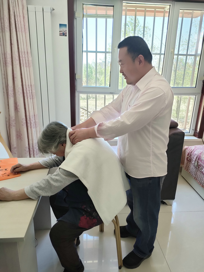 1749213549427520.jpg 劉海洋為母親按摩調(diào)理.jpg
