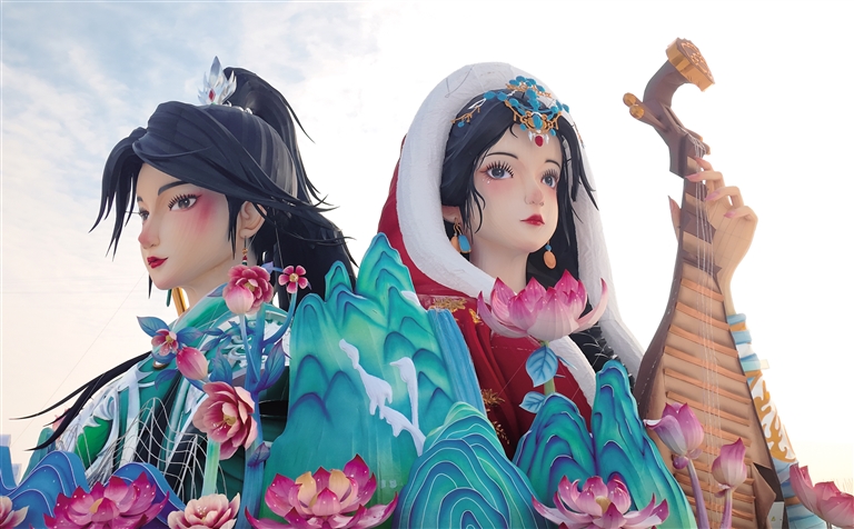 融合了花木蘭與王昭君經(jīng)典故事的“雙嬌輝映”彩燈。.jpg
