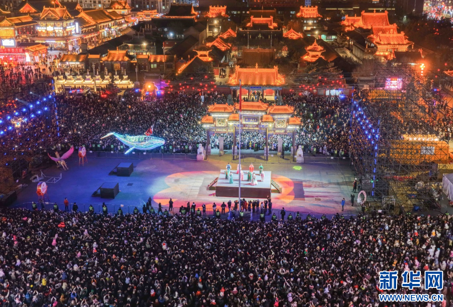 2025年12月31日晚，呼和浩特市玉泉區(qū)塞上老街旅游休閑街區(qū)跨年夜活動現(xiàn)場游人如織。新華網(wǎng)發(fā)（丁根厚 攝）.jpg