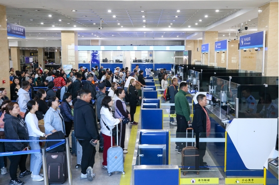 20260104二連口岸移民管理警察為旅客辦理通關(guān)手續(xù)1.png